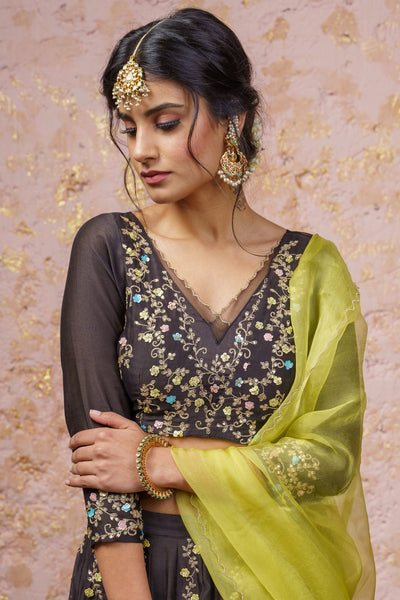 Black suit clearance with yellow dupatta