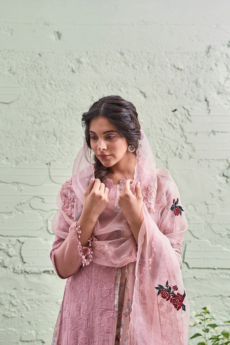 Melodramatic Poses with the Dupatta every Bride should get Clicked |  WeddingBazaar